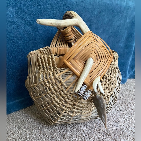 Handmade antler handle basket - Picture 6 of 12
